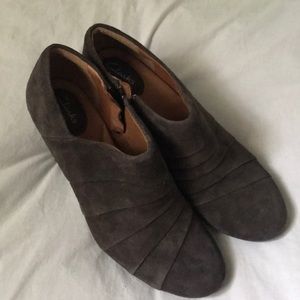 Clarks Society Gown booties in dark gray